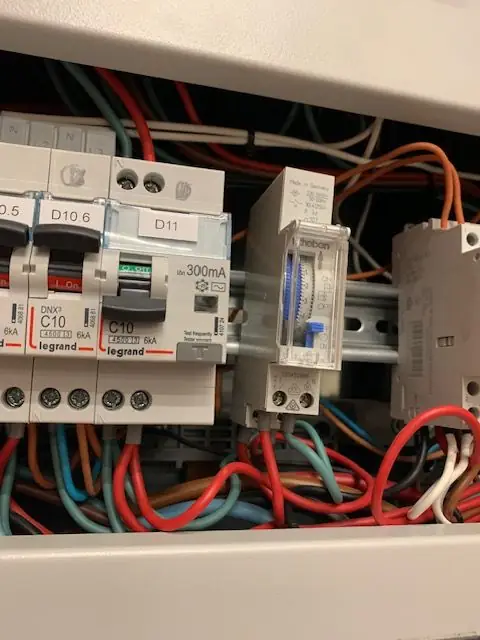 Tableau électrique avec interrupteur différentiel et programmateur horaire