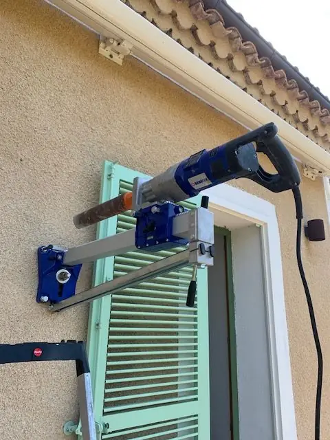 Carottage du mur pour le passage des liaisons