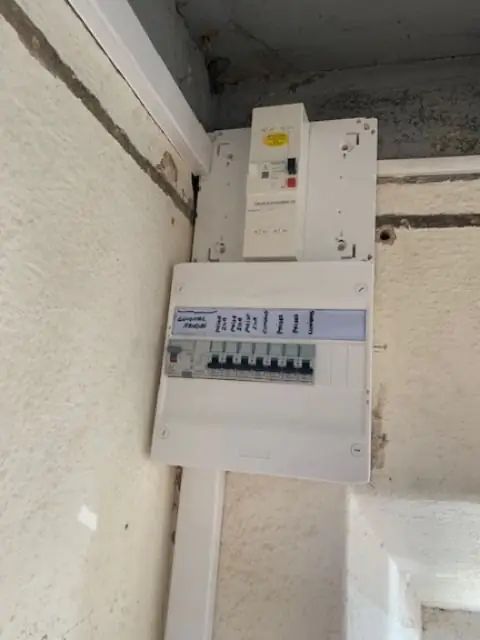Tableau électrique neuf posé sous le disjoncteur de branchement