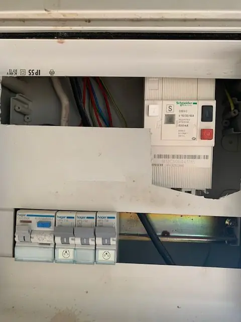 Protections d’un tableau électrique en cours de pose